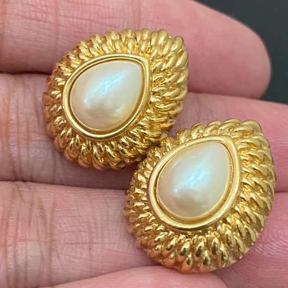 Vintage MONET Signed Gold-tone Teardrop Faux Pearl Earrings 11.0g - Picture 9 of 13
